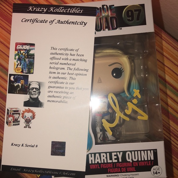 Funko Autographed HARLEY QUINN & Hoodie - Picture 9 of 10
